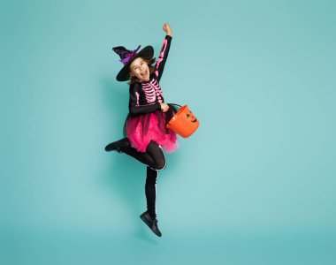 turkuaz arka plan üzerinde küçük cadı