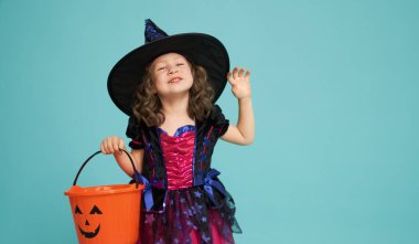 turkuaz arka plan üzerinde küçük cadı