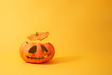 Sarı arka planda kabak feneri