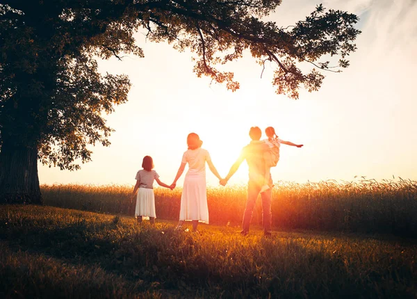 Família feliz na caminhada de outono — Fotografia de Stock