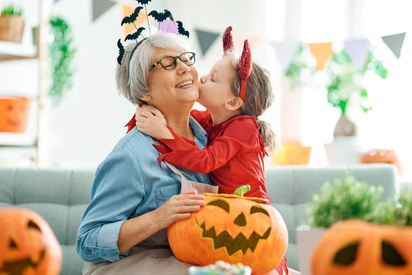 Familie feiert Halloween — Stockfoto