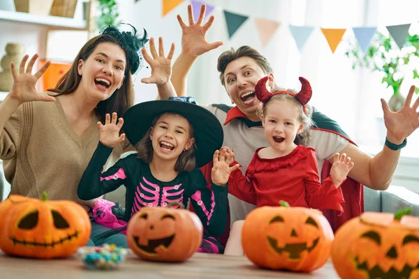 Familie bereitet sich auf Halloween vor. — Stockfoto