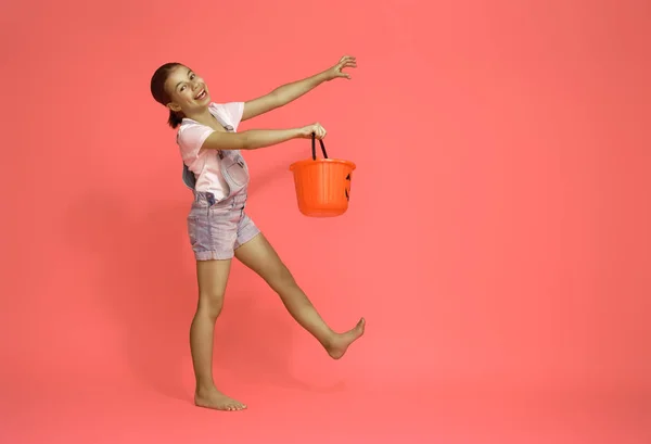 Pequeño zombi sobre fondo rosa . — Foto de Stock