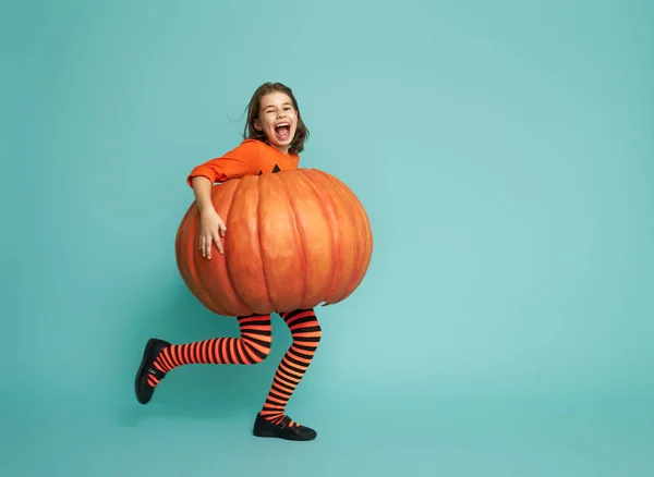 Petite fille en costume de citrouille — Photo