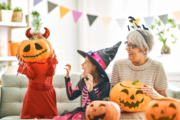 Семья празднует Хэллоуин — стоковое фото