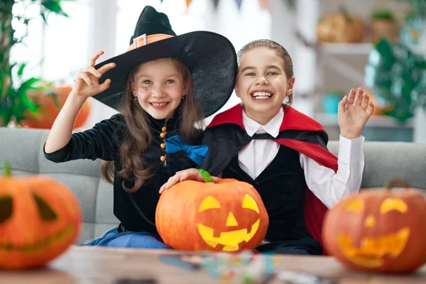 Kinder mit schnitzendem Kürbis — Stockfoto