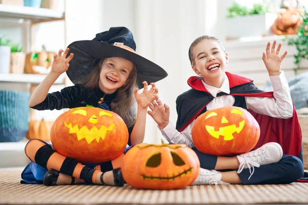 Kinder mit schnitzendem Kürbis — Stockfoto