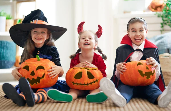 Niños con calabaza tallada — Foto de Stock