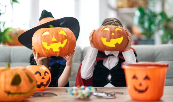 balkabağı oyma ile çocuklar