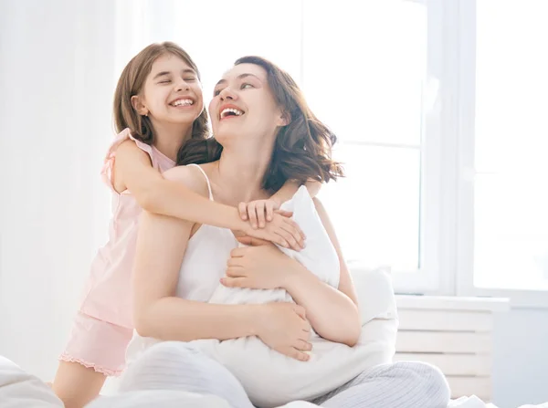 Mädchen und ihre Mutter genießen den sonnigen Morgen — Stockfoto