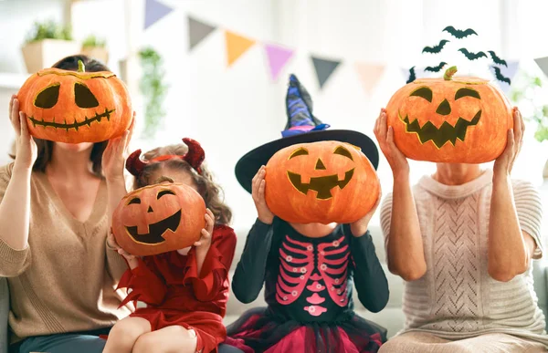 Família celebrando Halloween — Fotografia de Stock