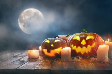 Gece gökyüzü arka planda Kabaklar.