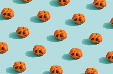 Turkuaz arka planda kabak fenerler. 