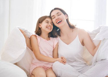 kız ve annesi güneşli sabah zevk