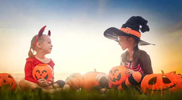 Barn i Halloween karneval kostymer — Stockfoto