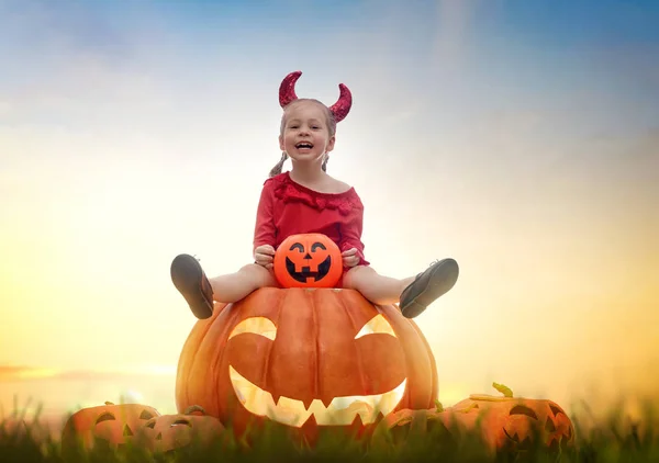 Kleine duivel met pompoenen — Stockfoto