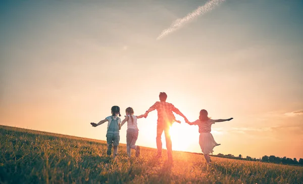 Lycklig familj på höstens promenad — Stockfoto