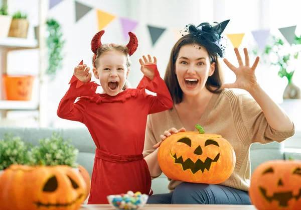 Familie feiert Halloween — Stockfoto