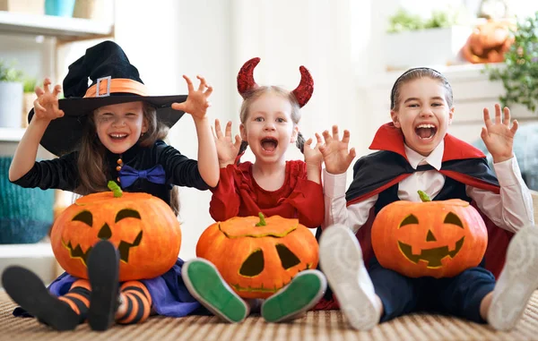 Kinder mit schnitzendem Kürbis — Stockfoto