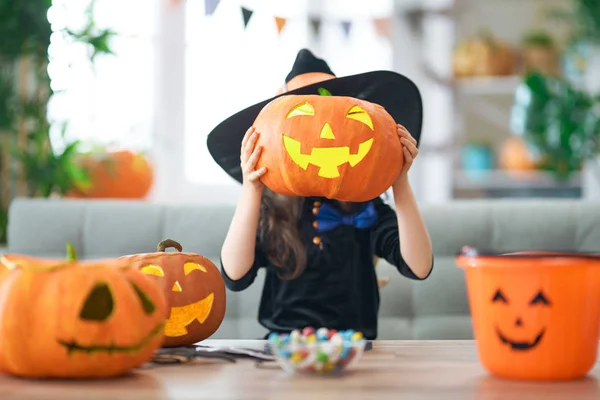 Kleines lachendes Mädchen im Hexenkostüm — Stockfoto