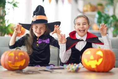 balkabağı oyma ile çocuklar