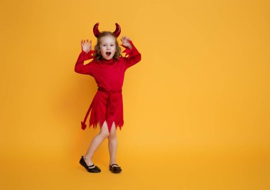 sarı arka planda küçük şeytan