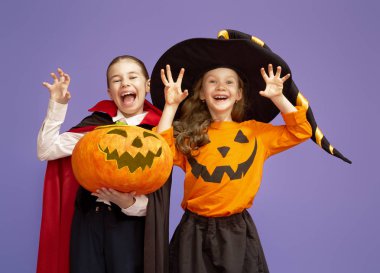 mor arka plan üzerinde küçük cadı ve Dracula.   