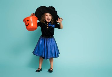 turkuaz arka plan üzerinde küçük cadı