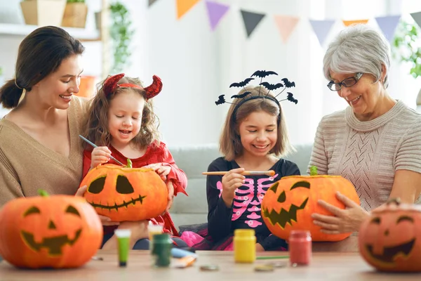 Family celebrating Halloween — Stok fotoğraf