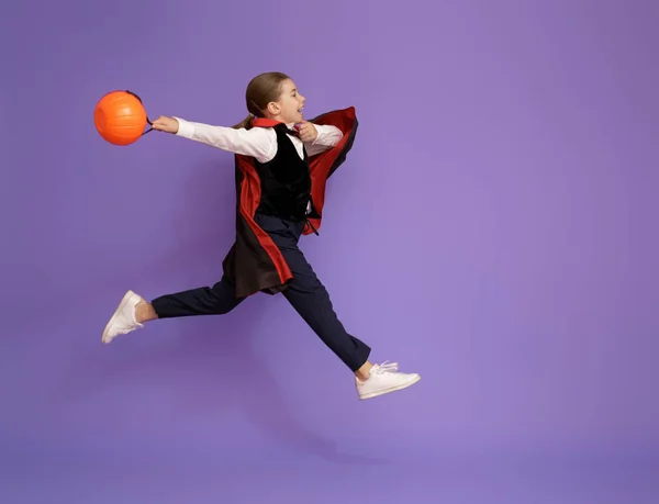 Pequeño Drácula con una cesta — Foto de Stock