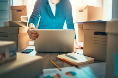 Kadın online mağaza için depoda çalışıyor.