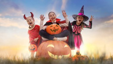 Cadılar Bayramı karnaval kostümleri çocuklar