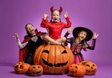 küçük cadı, Dracula ve mor arka plan üzerinde kabak