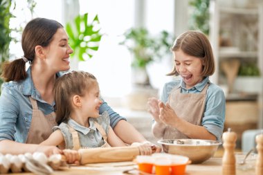 aile birlikte fırın hazırlanıyor