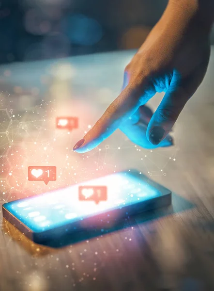 Mujer joven está utilizando el teléfono inteligente. Iconos del corazón . — Foto de Stock