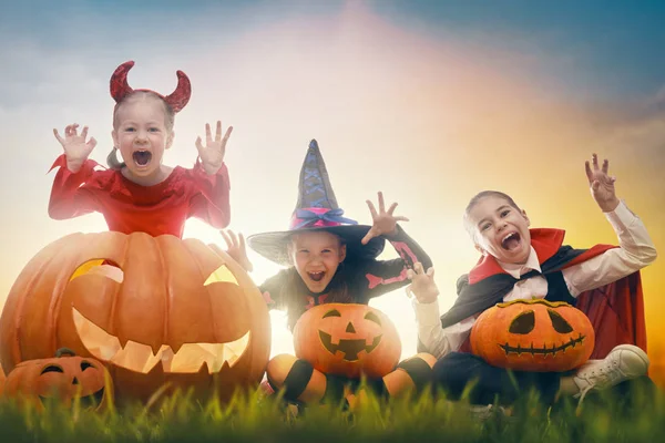 Barn i Halloween karneval kostymer — Stockfoto