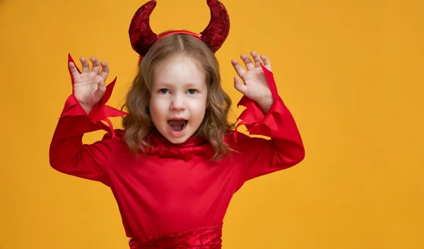 Malý ďábel na žlutém pozadí — Stock fotografie