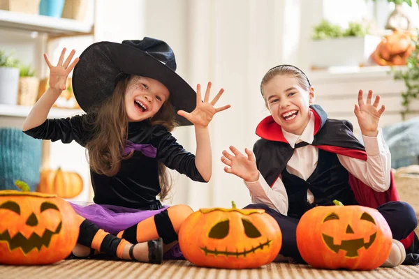 Niños con calabaza tallada —  Fotos de Stock