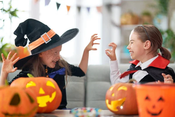 Kids with carving pumpkin — Stock Photo, Image