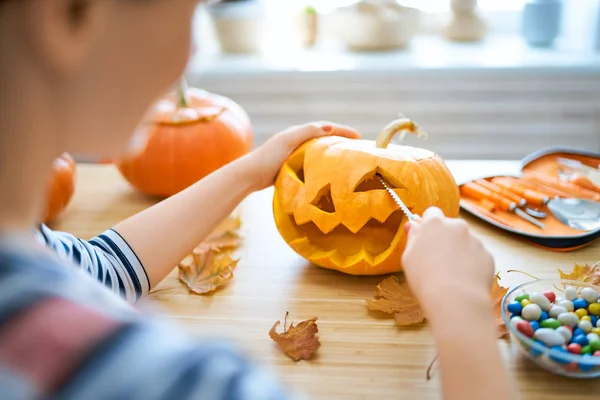 Woman is carving pumpkin — Stock Photo, Image