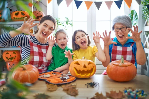 Família celebrando Halloween — Fotografia de Stock