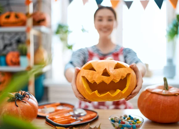 La mujer está tallando calabaza — Foto de Stock