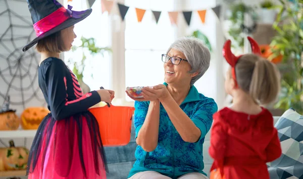 Família celebrando Halloween — Fotografia de Stock