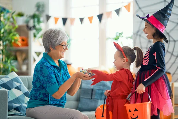 Família celebrando Halloween — Fotografia de Stock