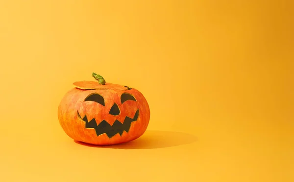 Linterna de calabaza sobre fondo amarillo — Foto de Stock