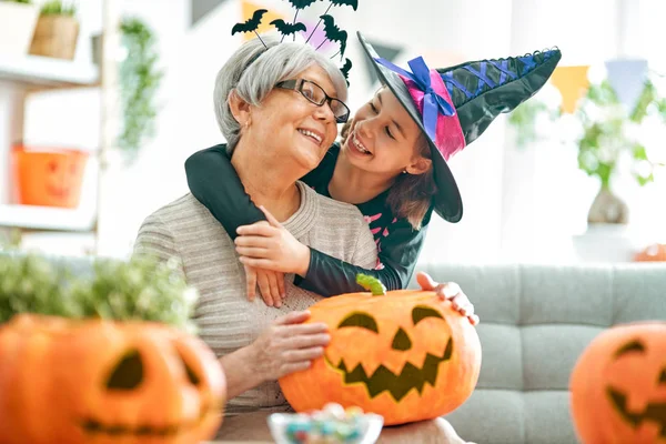 Família celebrando Halloween — Fotografia de Stock