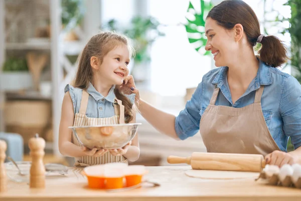 Familie bereitet gemeinsam Bäckerei zu — Stockfoto