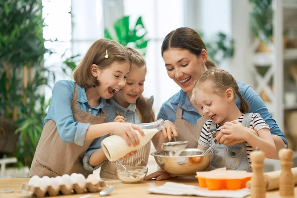 Famille préparent ensemble la boulangerie — Photo