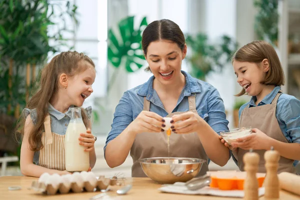 Familia están preparando panadería juntos — Foto de Stock