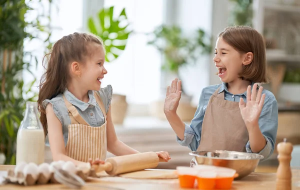 Girls are cooking cookies — Stock Photo, Image